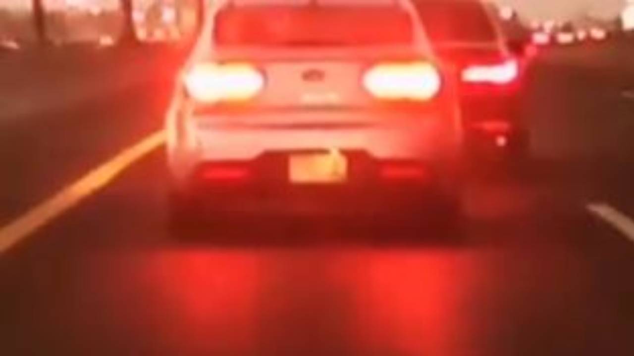 مرور جدة يقبض على قائد سيارة مخالف بطريق المدينة السريع