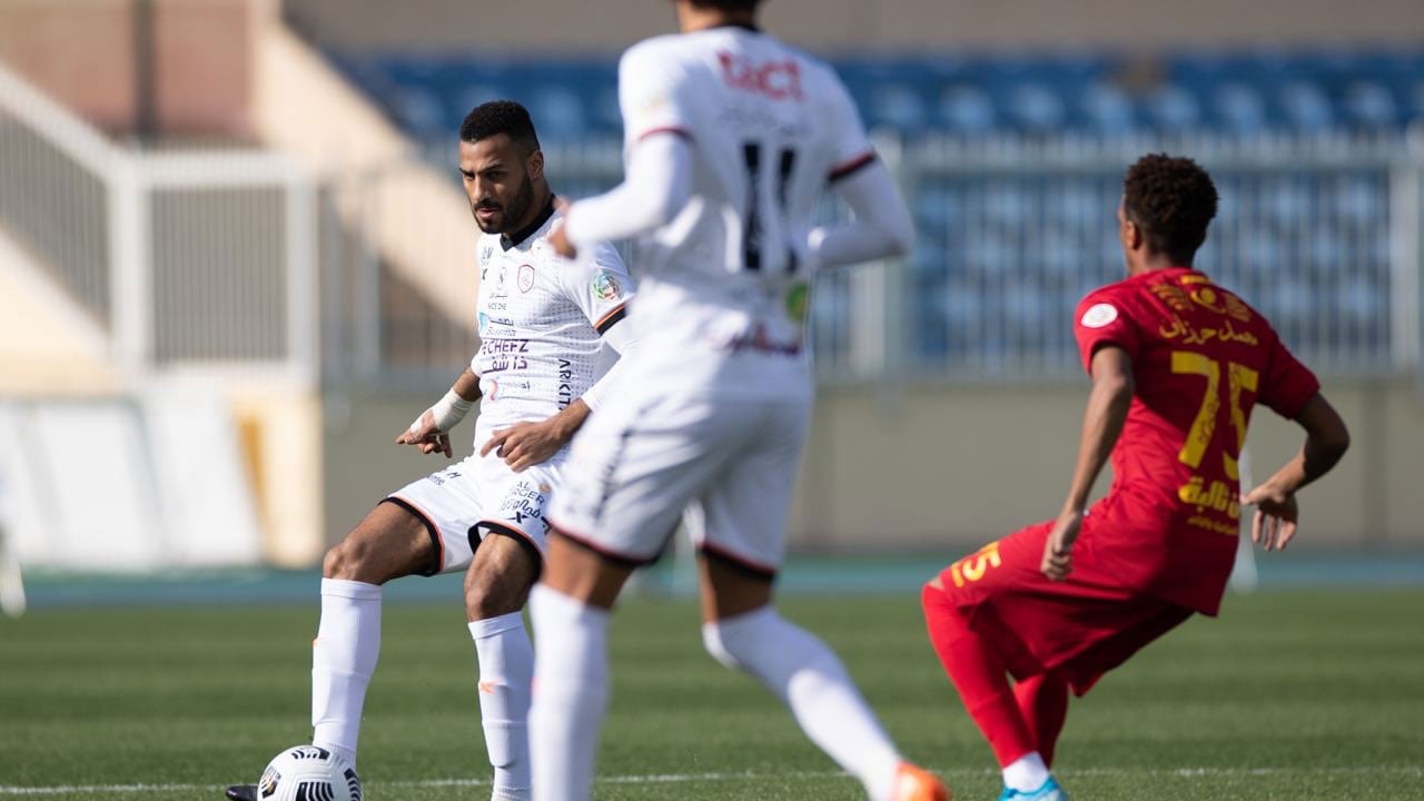 بالفيديو.. قطار الشباب يدهس ضمك ويواصل الزحف نحو اللقب
