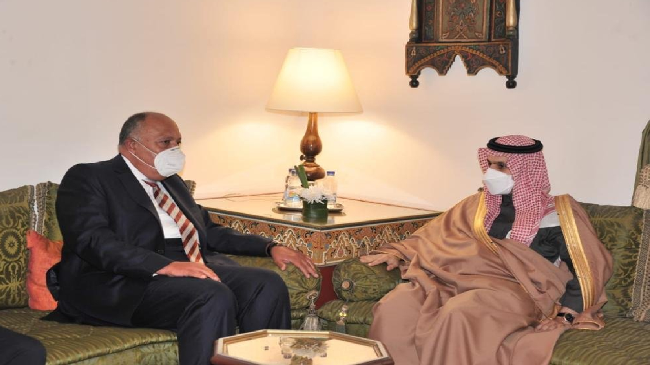 بالصور.. وزير الخارجية يبحث مع نظيره المصري سبل تعزيز العلاقات الثنائية