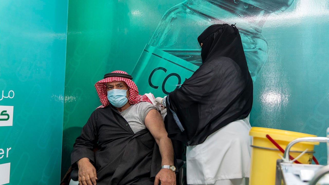 «الغامدي» يتوقع موعد تطعيم 70% من قاطني السعودية ضد كورونا
