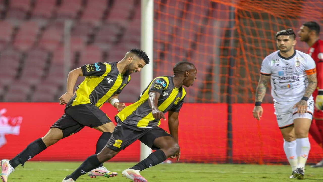 التعادل الإيجابي يحكم النصف الأول من قمة الاتحاد والشباب