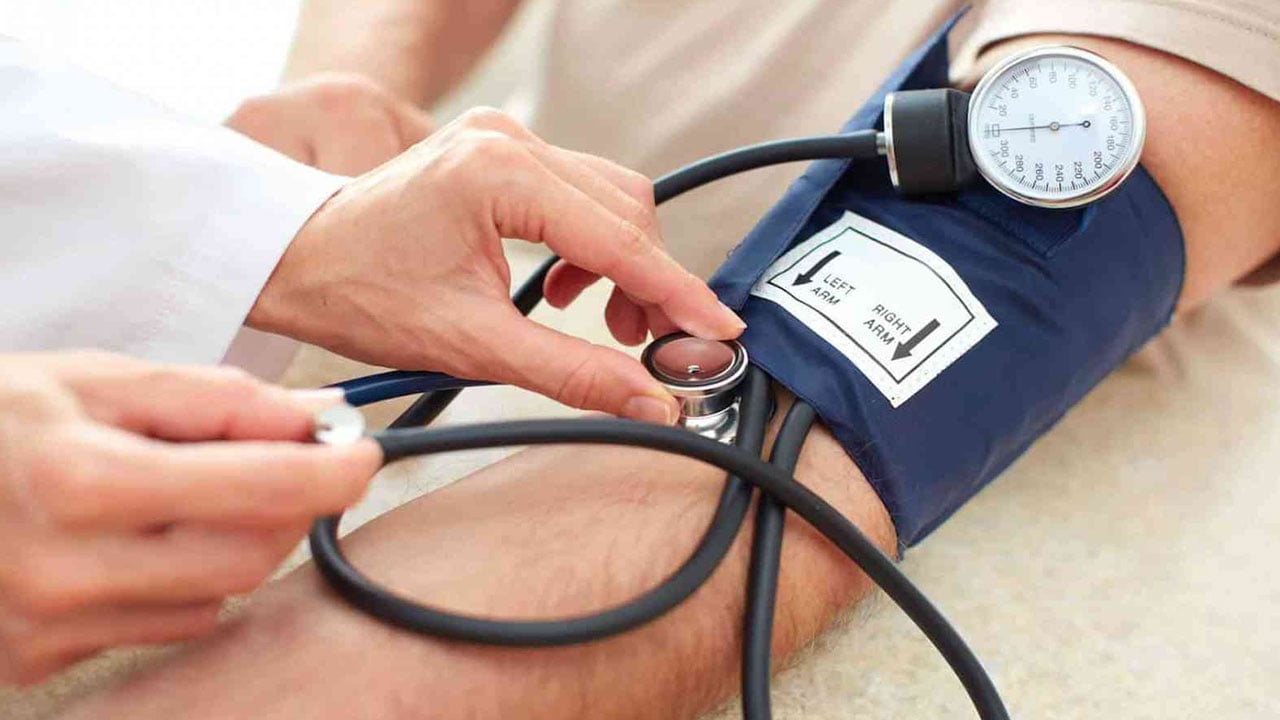 خالد النمر يوضح أفضل وقت لقياس ضغط الدم ويطالب بمقاطعة الأعداء الثلاثة