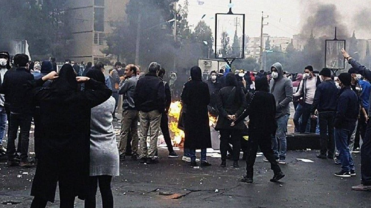 بالفيديو.. خبير: النظام الإيراني يعمل على نهب ثروات شعبه ويحاول تصدير «الثورة»