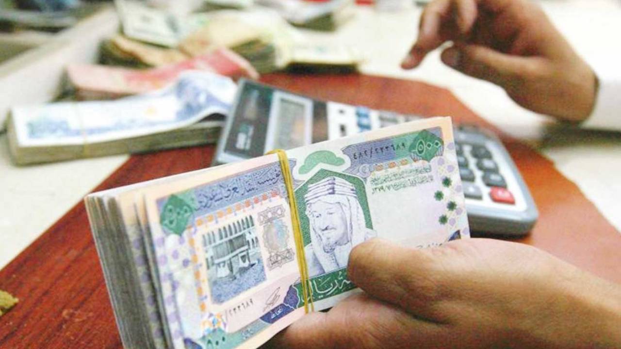 خبير استثماري: إلغاء نظام الكفيل سيُحسن من الرواتب