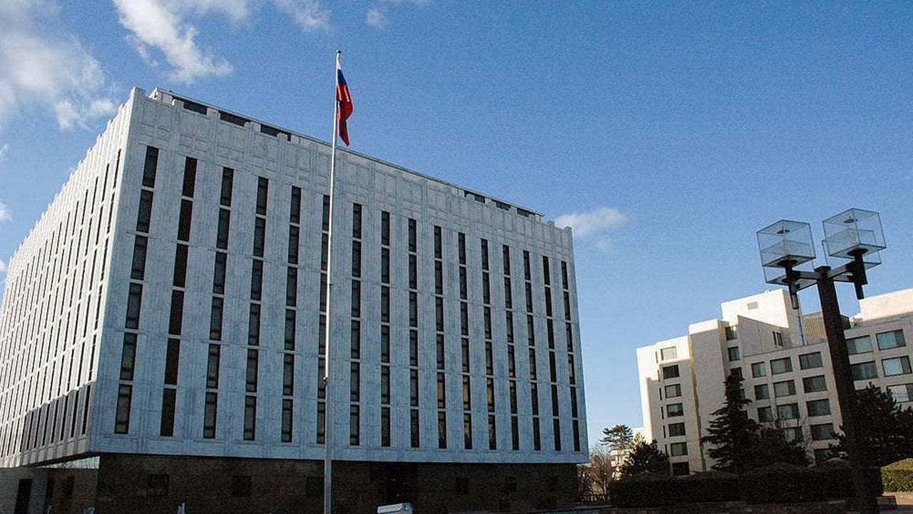 السفارة الروسية بواشنطن تعلق على اتهامات التدخل في الانتخابات الأمريكية