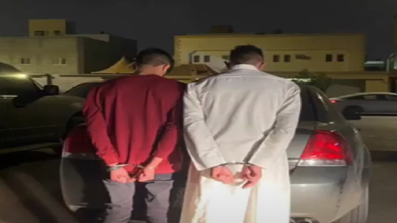 الإطاحة بمواطنين صاحبي مقطع رش رذاذ طفاية حريق على المارة في الرياض
