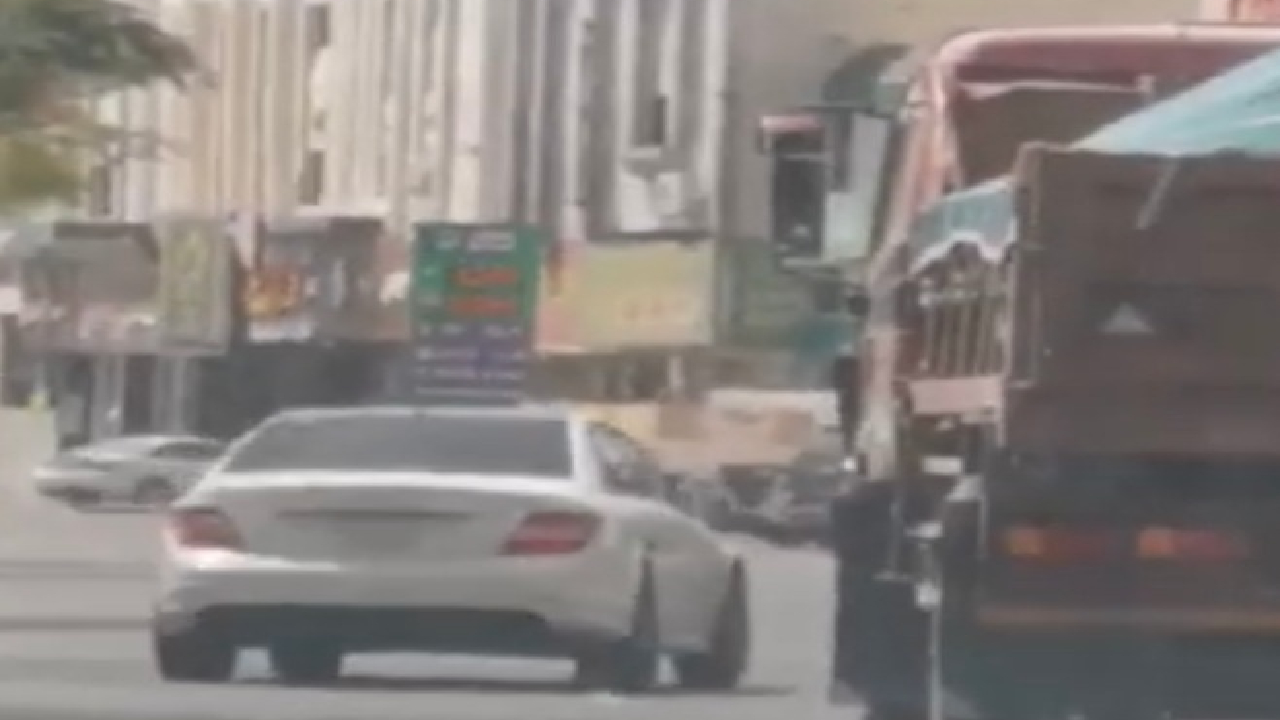 بالصور.. قائد مركبة «يراوغ السيارات» على طريق عام بالطائف قبل ضبطه
