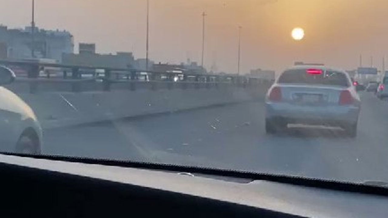 بالفيديو.. القبض على قائد مركبة خالف قواعد «أكتاف الطرق» في جدة
