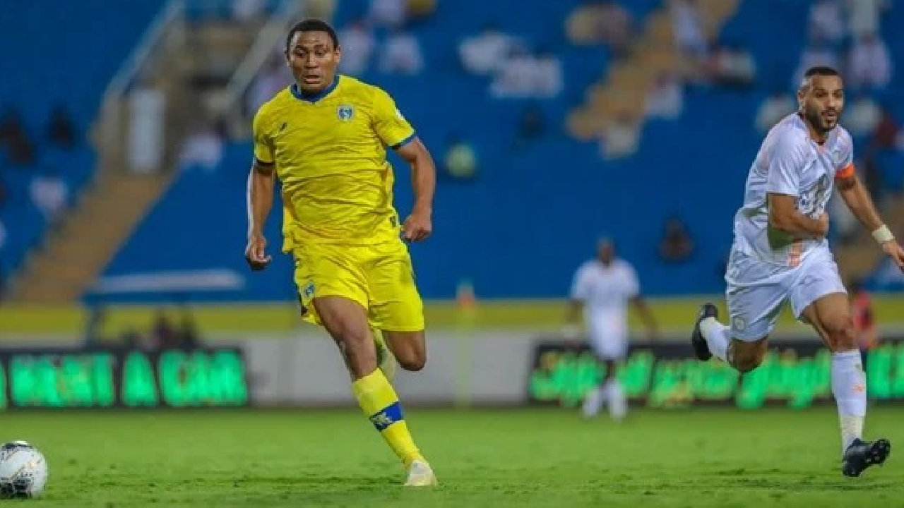 كارتيرون يطالب الزمالك بضم تاوامبا.. والتعاون يتمسك بمهاجمه الكاميروني