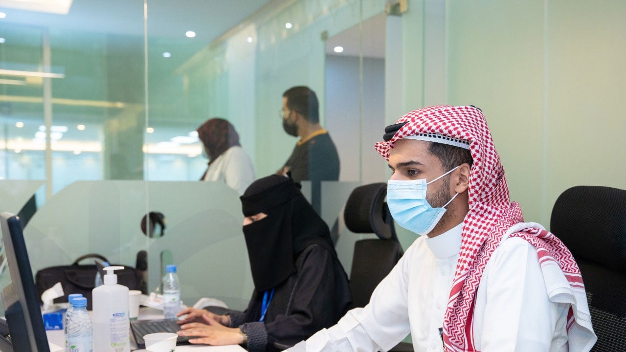 «الزكاة والدخل» تطلق حملة تطعيم الموظفين بلقاح كورونا في مقرها الرئيسي