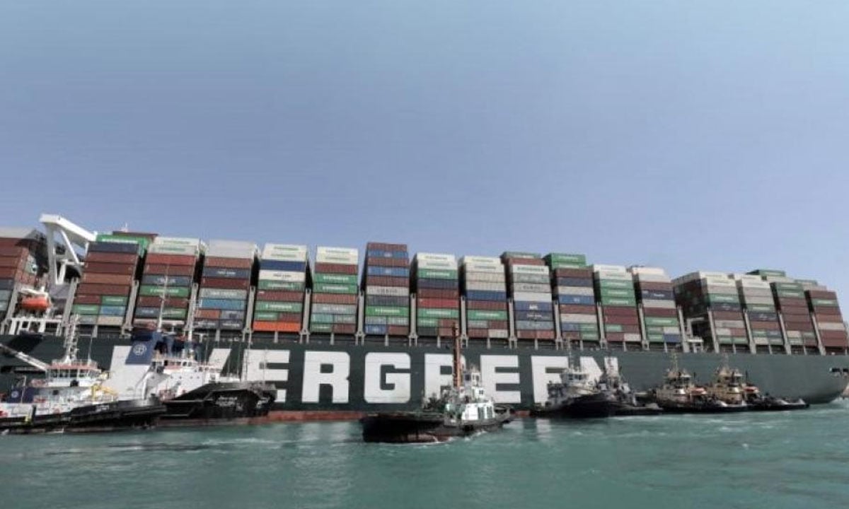 بفعل الرياح.. السفينة الجانحة تعود لوضعها السابق بعرض قناة السويس