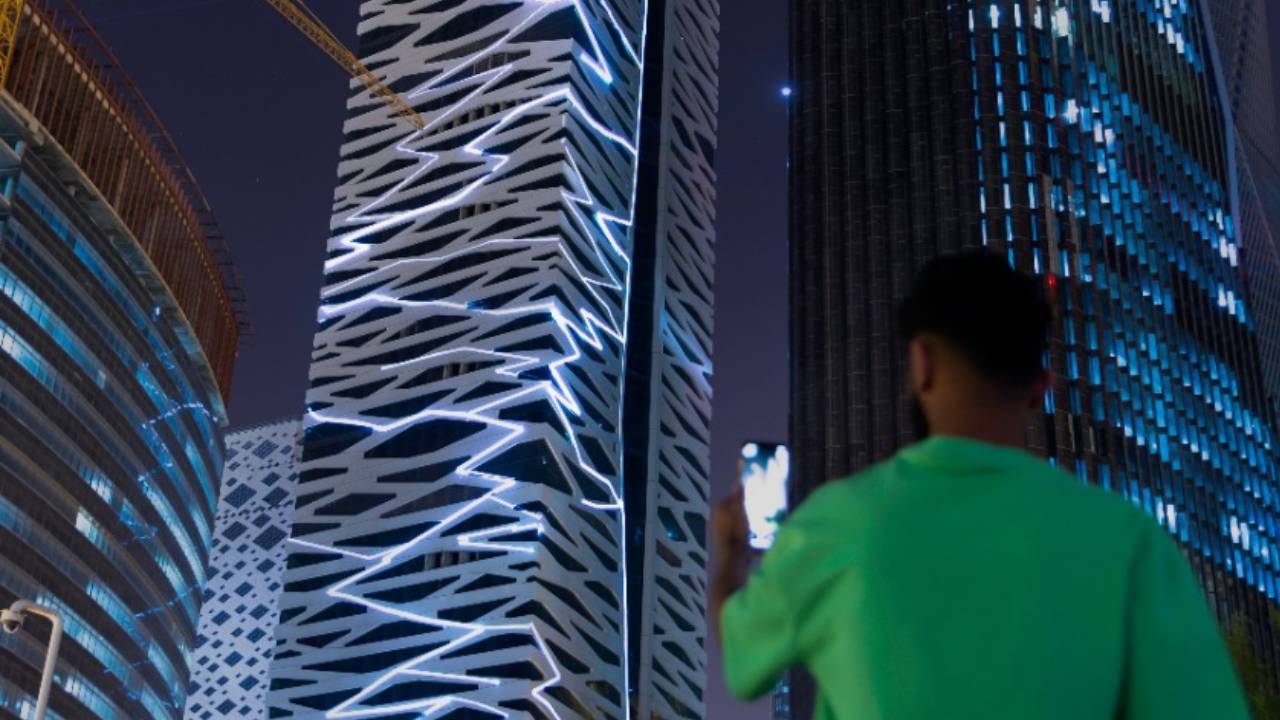 في احتفال نور الرياض.. دانيال كانوغار يزيّن برج «زيبرا» بفنّه الضوئي