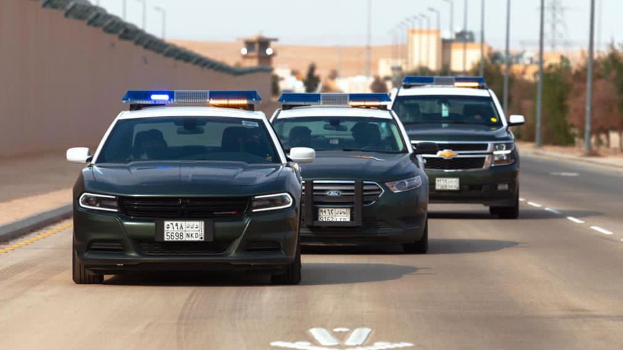 شرطة جدة تقبض على مخالفَيْن لنظام الحدود وزعا مخدرات في حي شعبي
