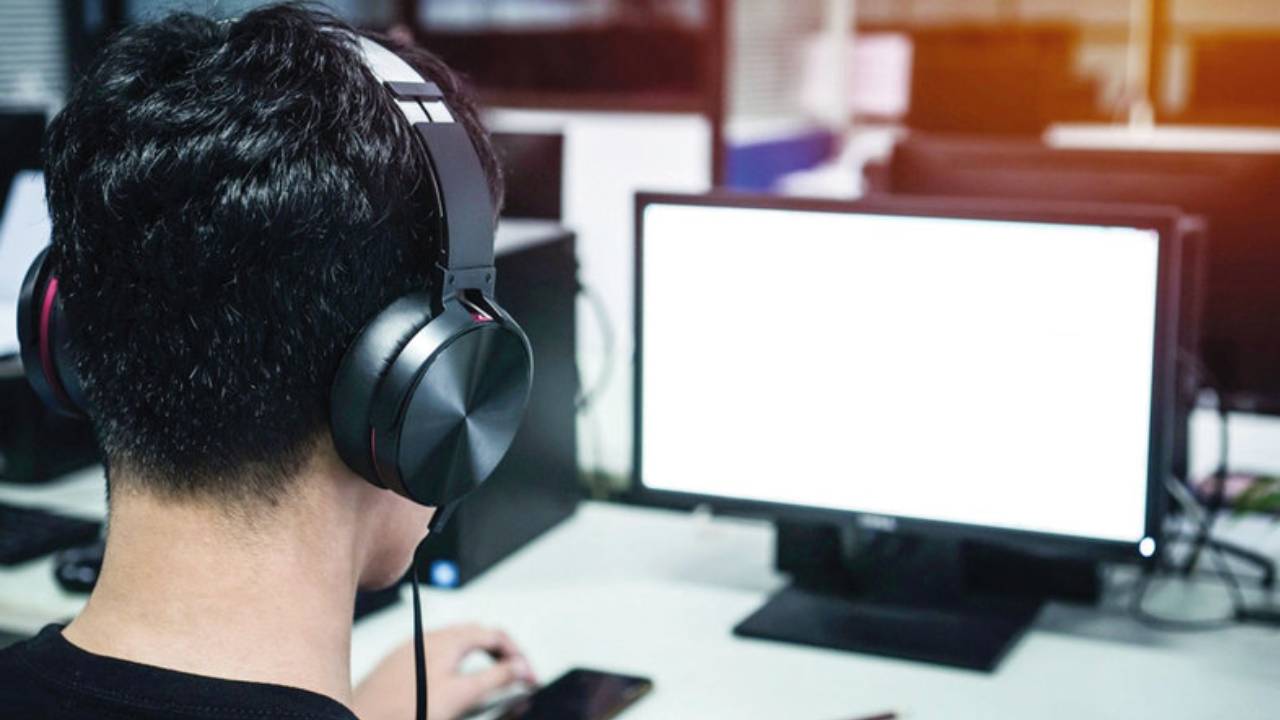 بالفيديو.. استشاري يوضح مخاطر جلوس الطلبة أمام الأجهزة لفترات طويلة