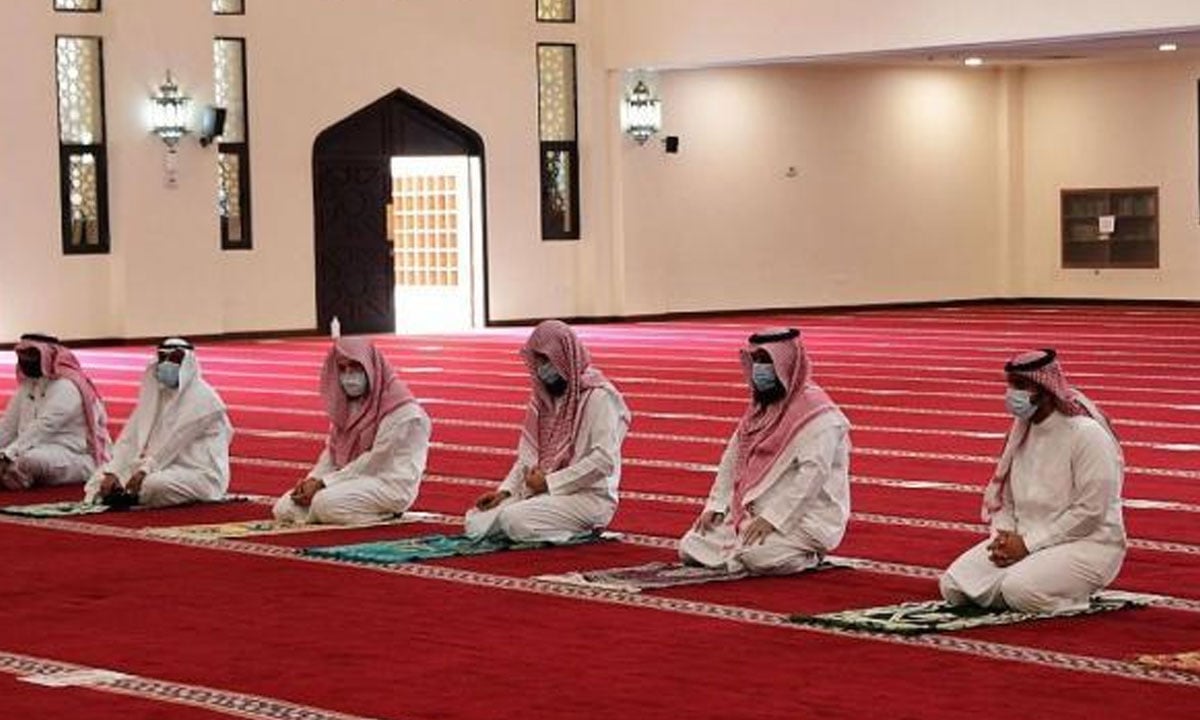 إغلاق 10 مساجد مؤقتًا بعد ثبوت إصابات كورونا بين صفوف المصلين