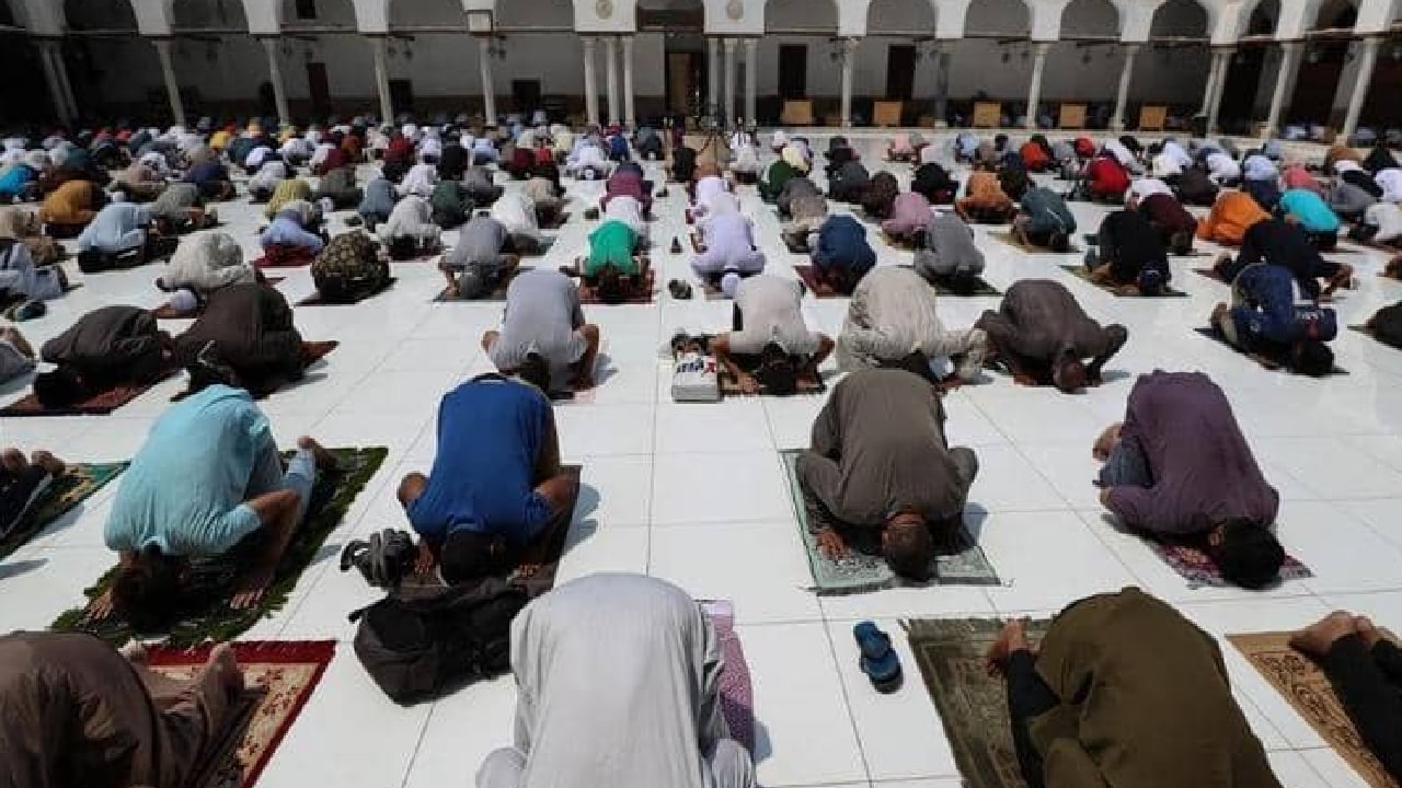 «إفتاء الإمارات»: يحرم على المصاب بكورونا حضور صلاة التراويح
