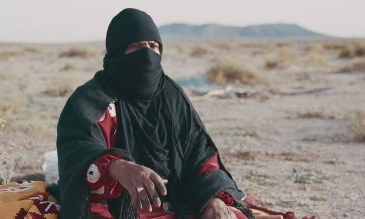 بالفيديو.. المواطنة «شومة العنزي» تروي حكاياتها مع الصحراء والذئاب