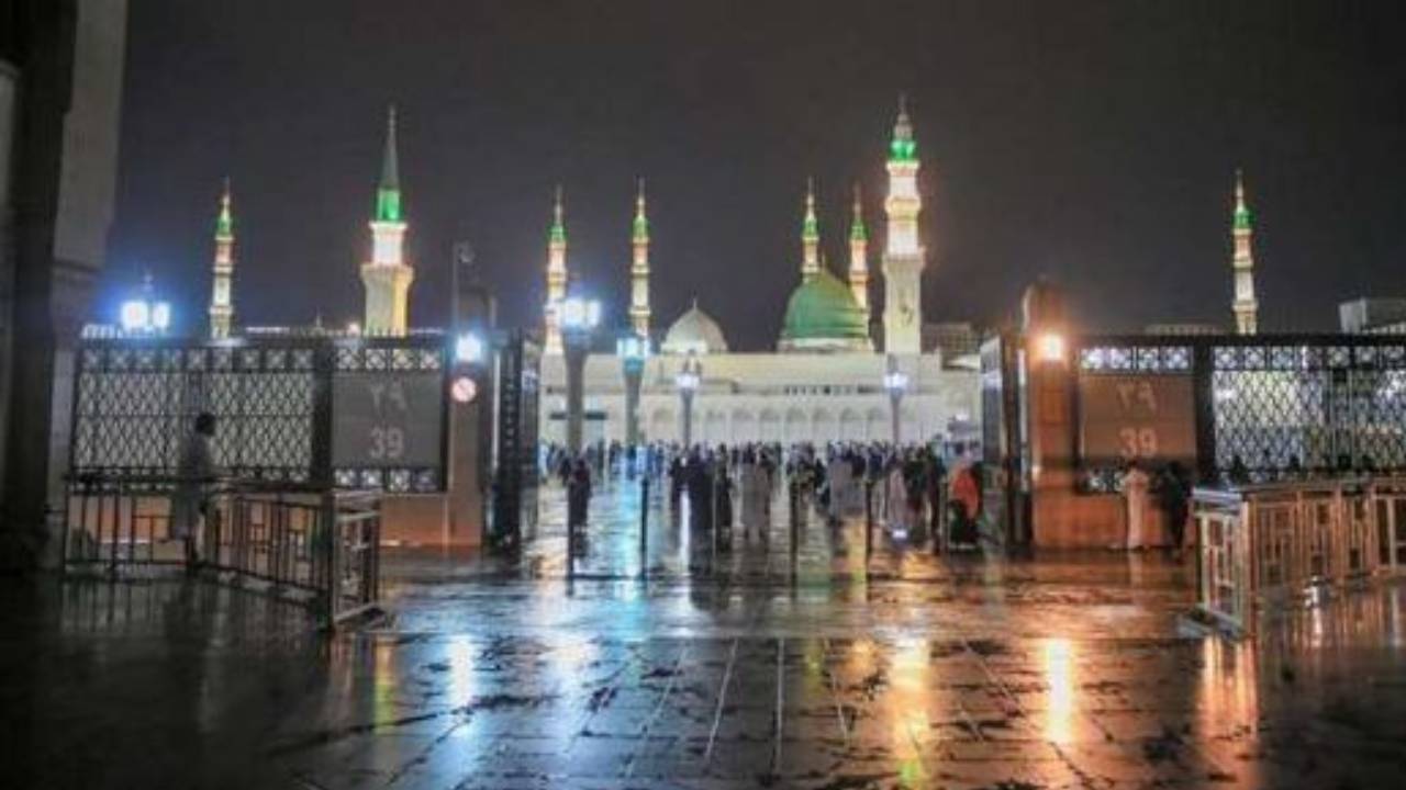 فيديو يوثق هطول الأمطار الغزيرة على المسجد النبوي