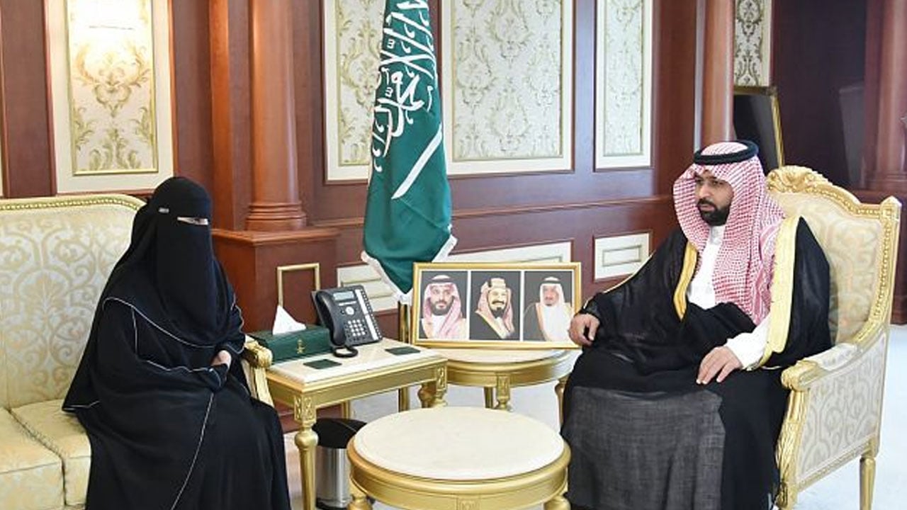 عائشة الشبيلي.. سعودية تحوِّل الألواح الخشبية لأعمال وتحف فنية منذ 50 عامًا