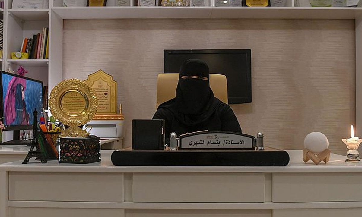 من معلمة إلى مدربة لـ10 آلاف فتاة وموظفة.. الشهري تروي قصة نجاحها وتوجه رسالة