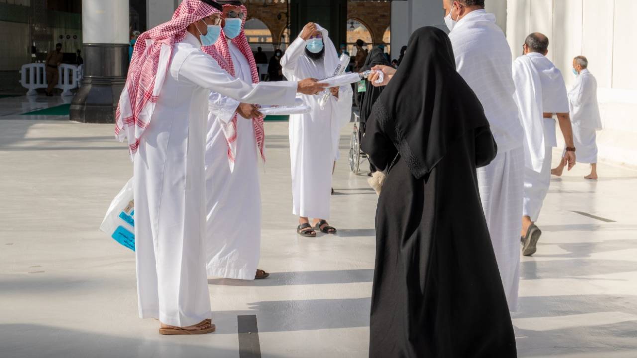 بالصور.. «شؤون الحرمين» تطلق مبادرة «مظلتك بين يديك»