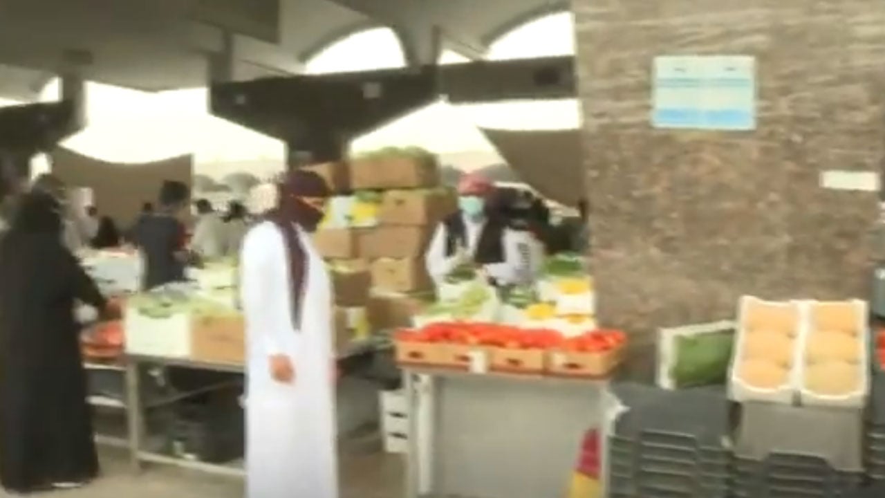 فيديو يوثق إهمال الإجراءات الاحترازية في سوق الخضاء بالدمام