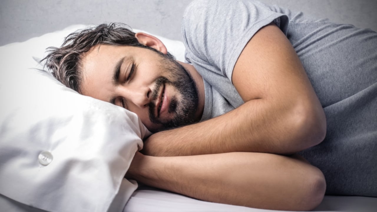 خبراء يحددون وضعية النوم الصحي ويحذرون من الطرق الخاطئة