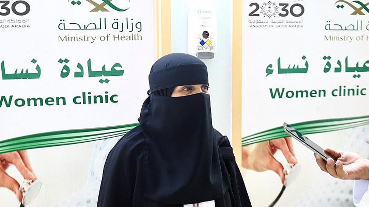 لمياء مقبل.. طبيبة سعودية نقشت اسمها بحروف من ذهب في عالم الطب