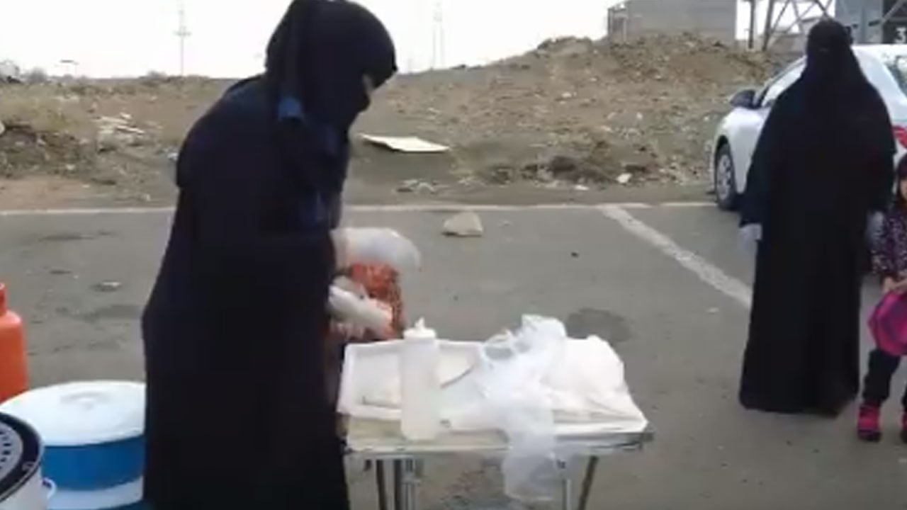 تنافس الرجال في سوق الأسماك.. من هي أم سمر؟