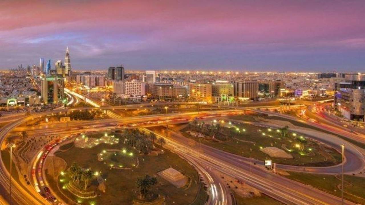 بالفيديو.. «المرور السعودي» يحدد الطرق البديلة طيلة أيام إغلاق جسر الخليج بالرياض
