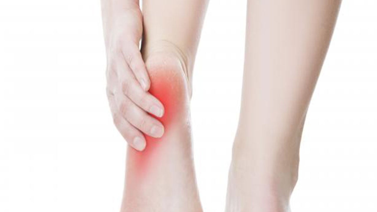 الدكتور النمر: 7 أسباب وراء حرارة باطن القدم الدائمة