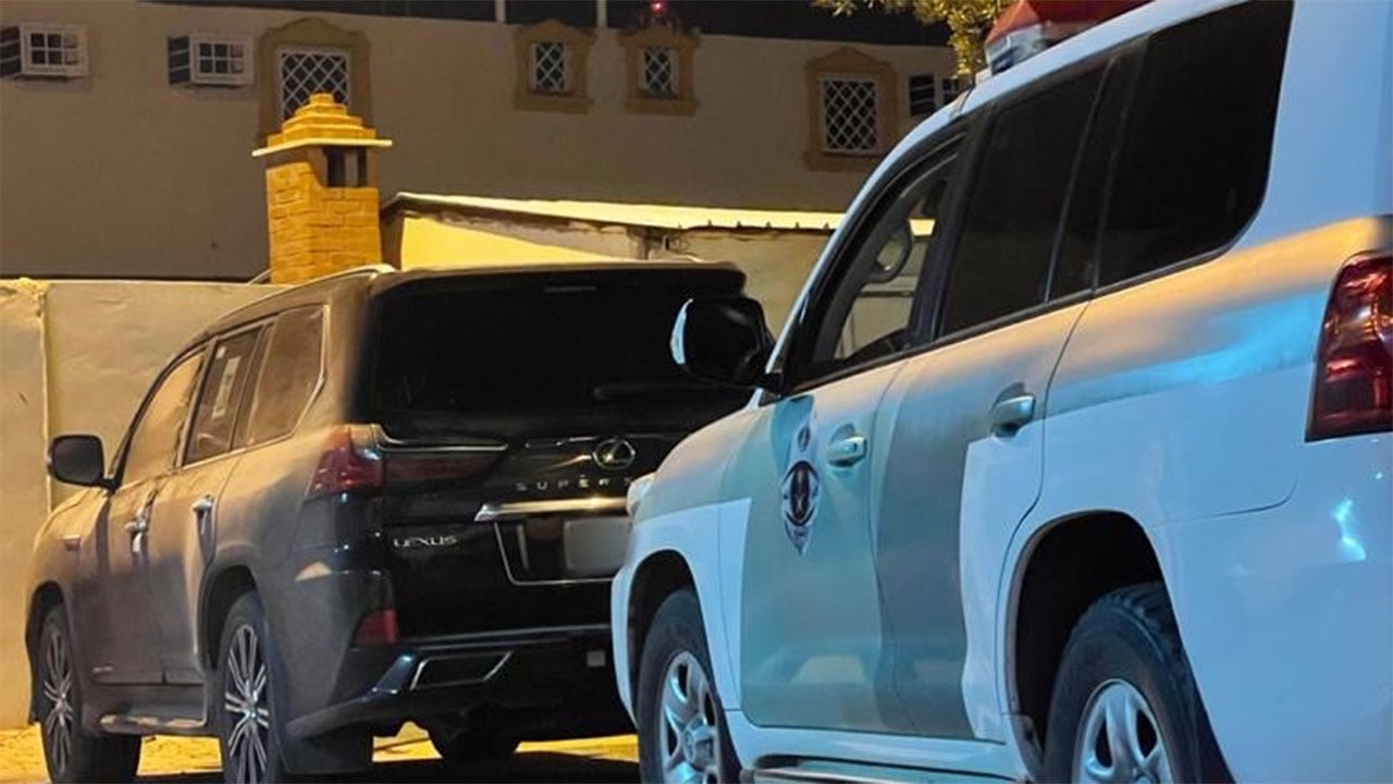 ضبط قائد مركبة كان يقودها في الحديقة العامة وعلى الرصيف بشرورة
