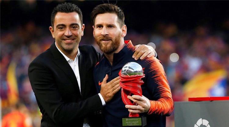 نجوم برشلونة يطالبون بالتعاقد مع تشافي هيرنانديز