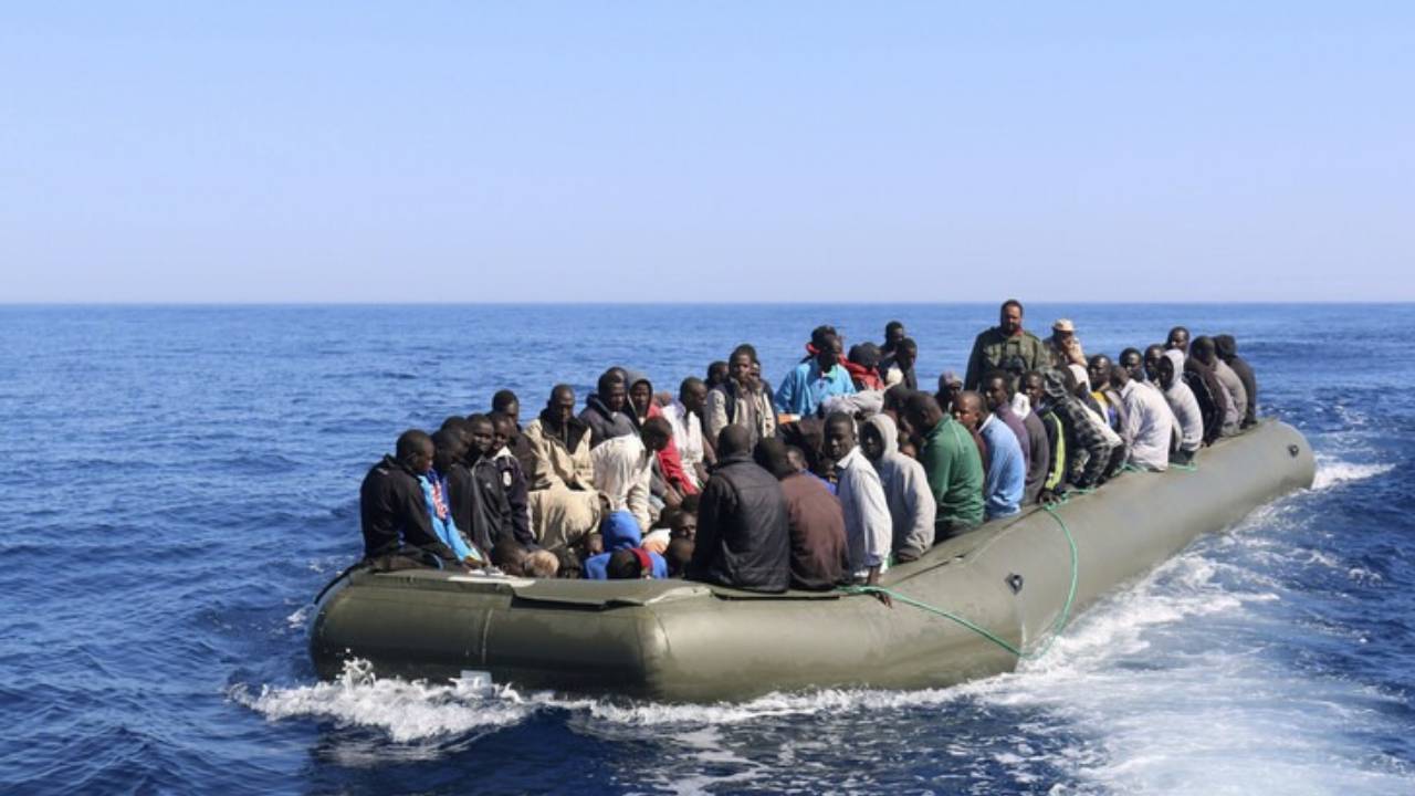 إنقاذ 143 مهاجرًا من الغرق قبالة سواحل ليبيا