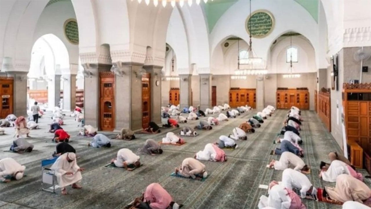 غلق 5 مساجد مؤقتًا بمنطقتين لإصابة مصليين بكورونا وإعادة فتح 8 أخرى