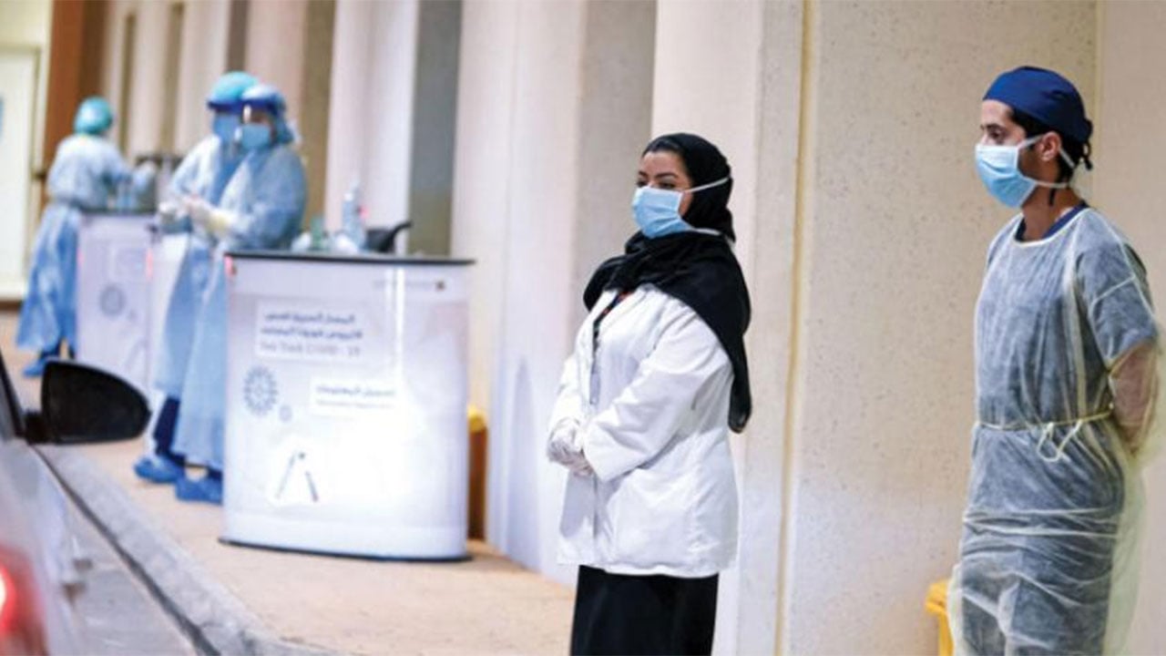 بالفيديو.. استشاري أمراض معدية: أخذ جرعة اللقاح الأولى فقط تعطي مناعة جزئية