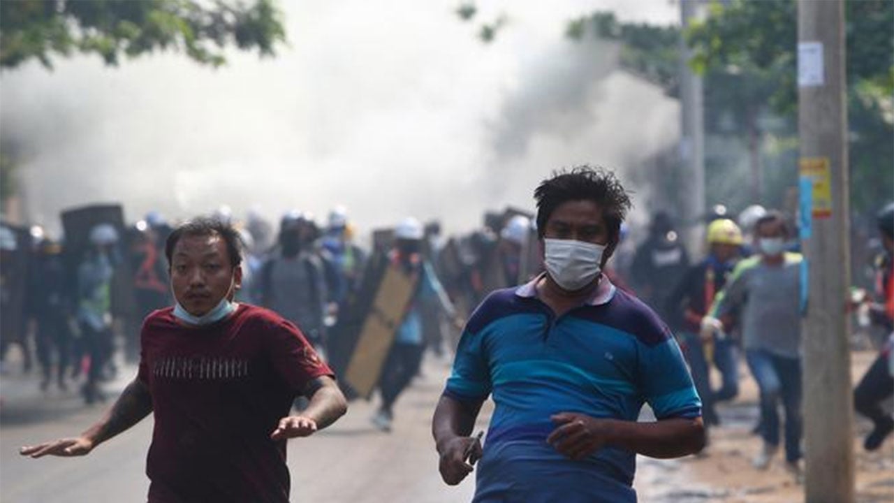 إيقاف أكثر من 125 ألف مدرس بسبب معارضتهم الانقلاب في ميانمار