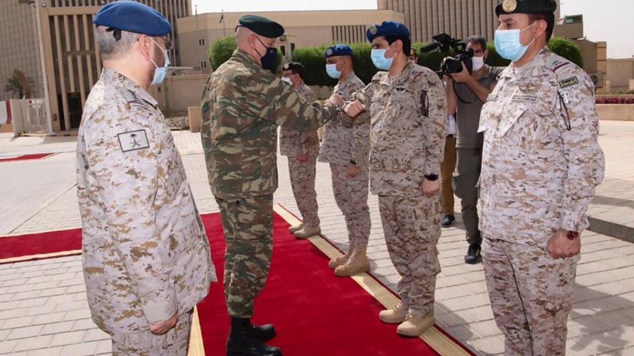 بالصور.. رئيس هيئة الأركان يقلِّد نظيره اليوناني وسام الملك عبدالعزيز
