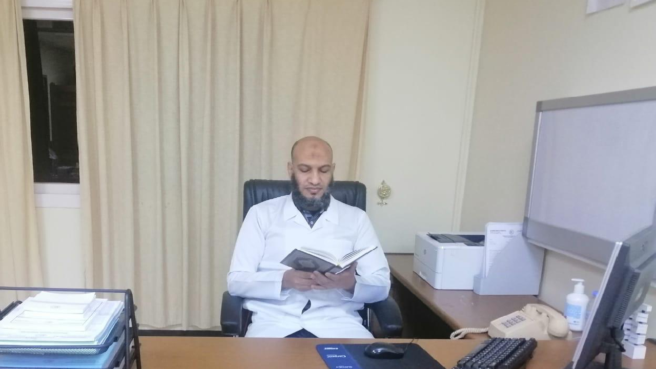 رسالة على جروب دفعته إلى حفظ القرآن.. طبيب يكشف لـ«عاجل» تفاصيل قصته