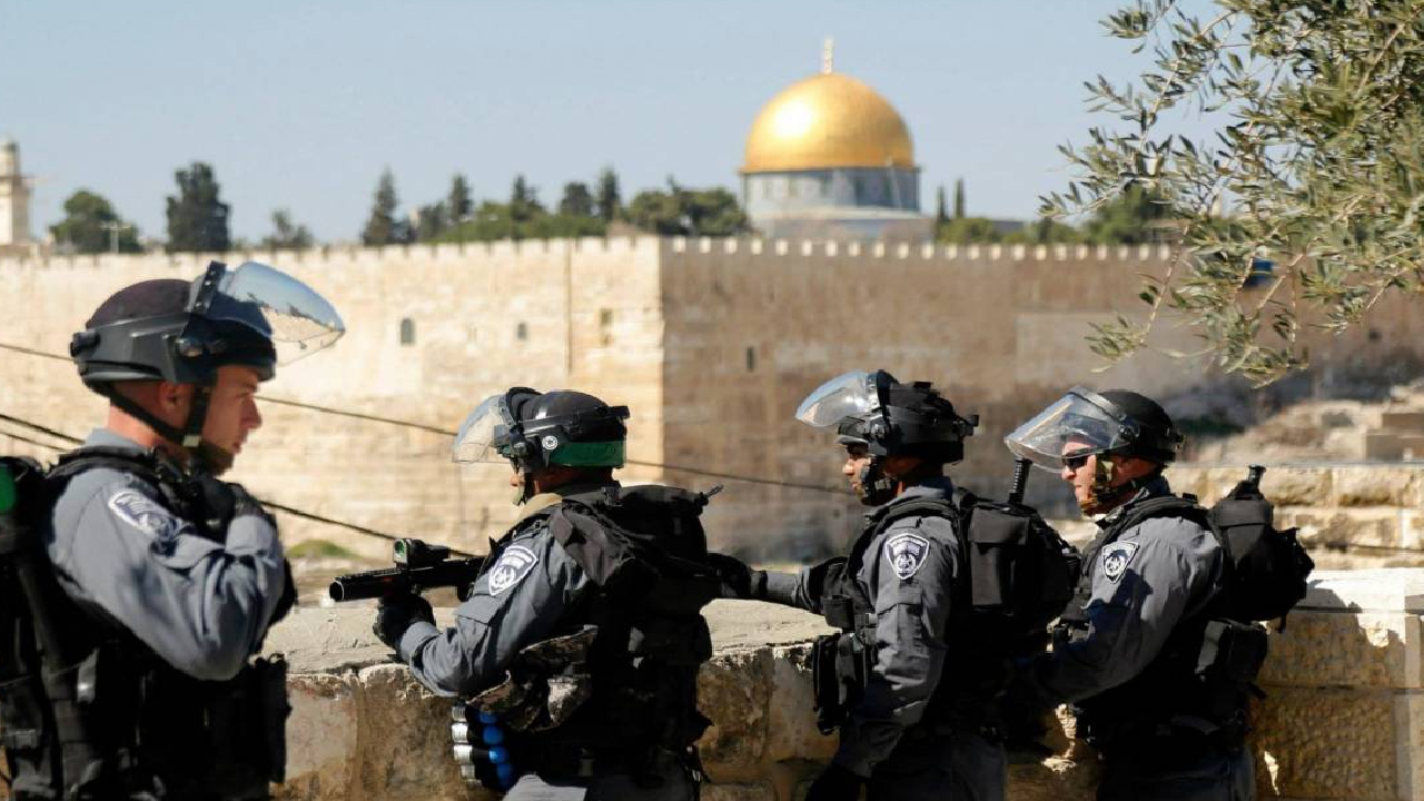 73 مستوطنًا برفقة وزير إسرائيلي يقتحمون المسجد الأقصى