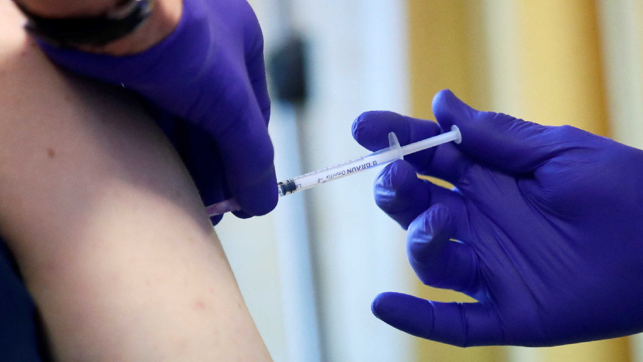 الإمارات تتيح لقاح فايزر للأقل من 15 عامًا