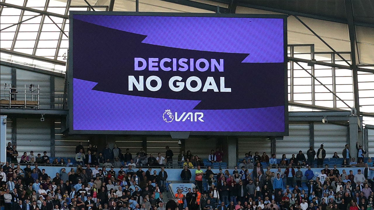 «VAR» في الميزان.. جمهور البريميرليج يهاجم تقنية «قتل المتعة»