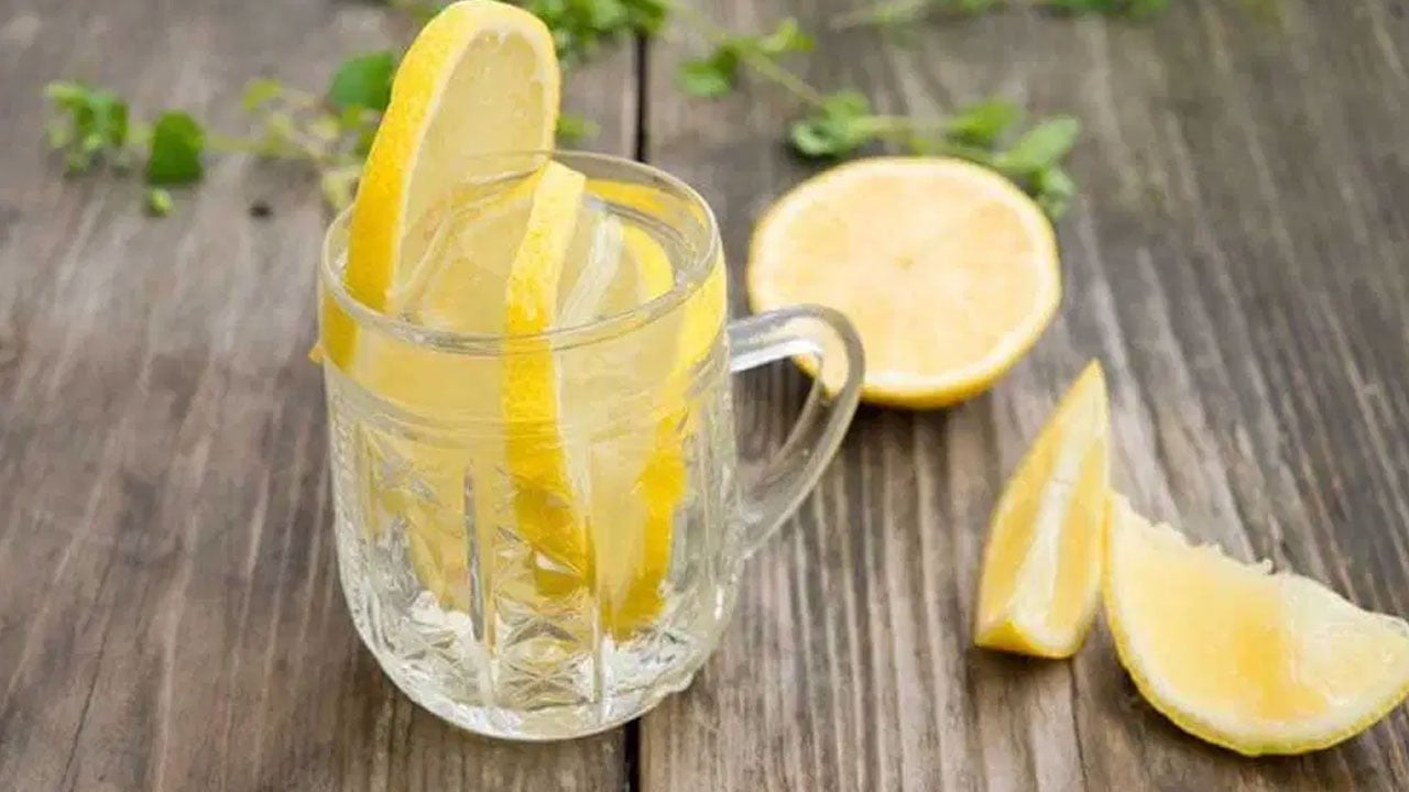 7 فوائد لشرب الماء الدافئ مع الليمون