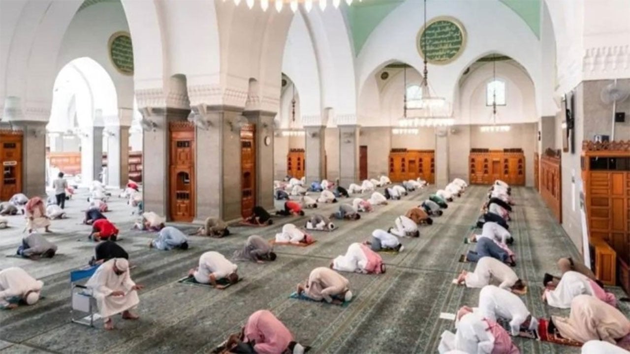 "الشؤون الإسلامية" تعيد افتتاح 5 مساجد بعد تعقيمها