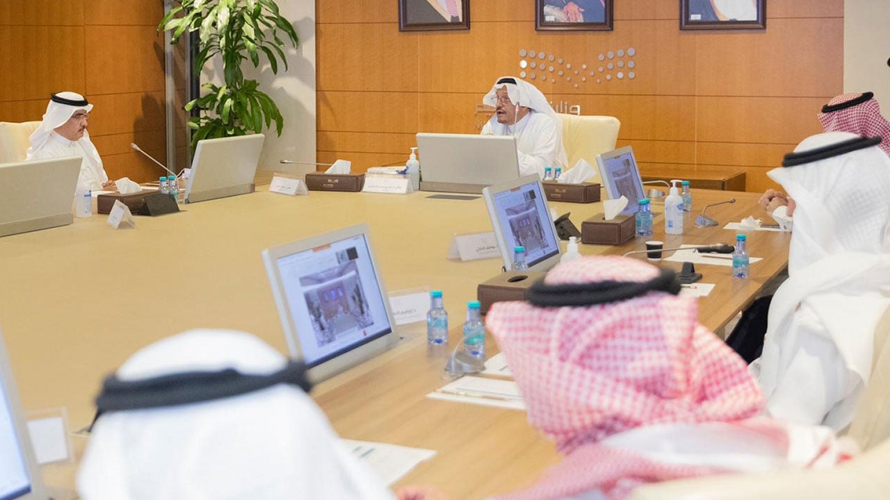 وزير التعليم يستعرض تطوير المناهج وخطط الدراسة وتطبيق الفصول الثلاثة