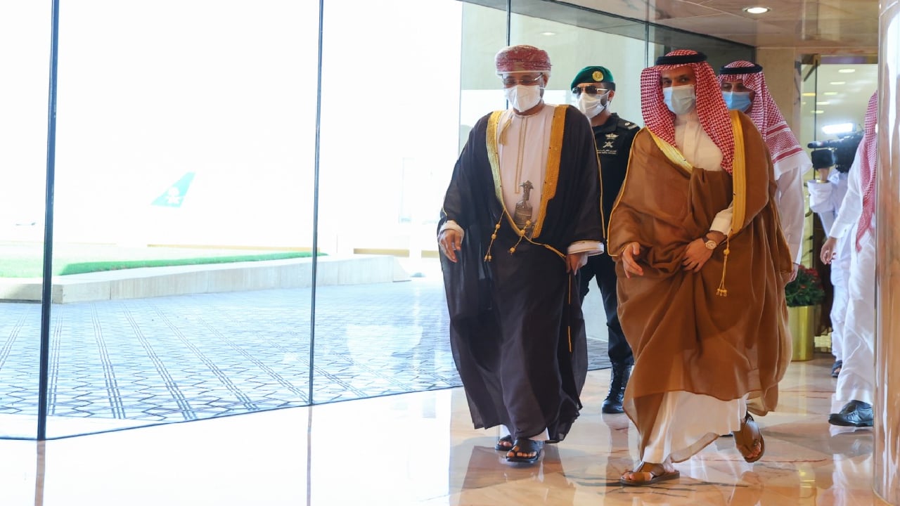 وزير الخارجية يرحب بنظيره العماني في الرياض