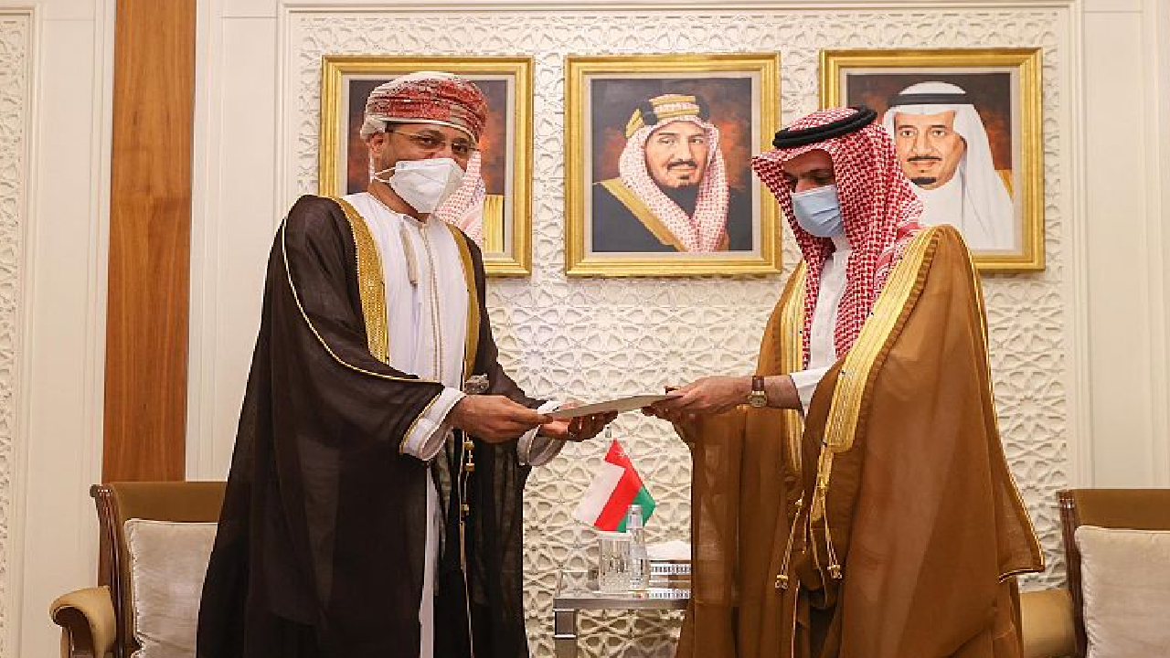 خادم الحرمين يتلقى رسالة خطية من سلطان عُمان