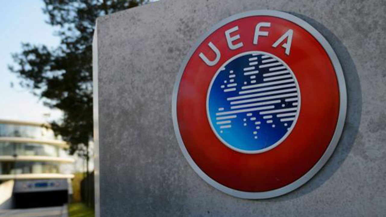 «يويفا» يأمر أوكرانيا بحذف شعار سياسي من قميص «يورو 2020»