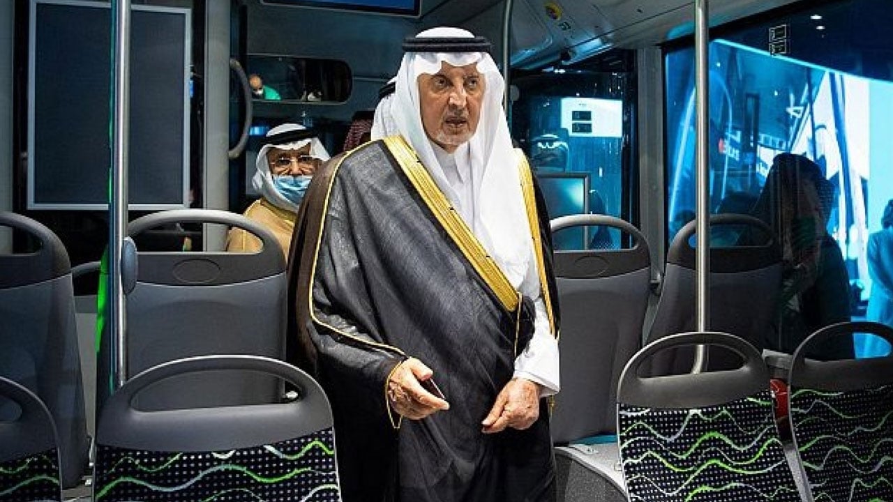 أمير مكة المكرمة يدشن نموذج حافلات النقل العام