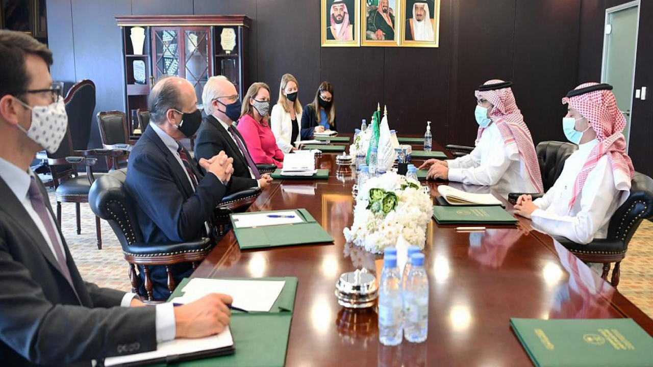 السفير السعودي باليمن يبحث مع المبعوث الأمريكي وقف إطلاق النار